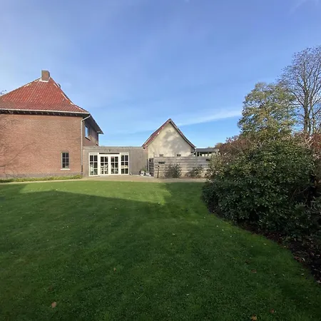 Secretarishuis Holiday home *